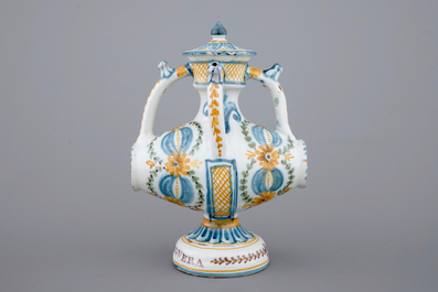 Un ensemble de 3 pichets trompeurs en forme de tonneau, Talavera, Espagne, ca. 1820